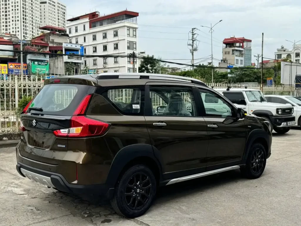 suzuki-xl7-hybrid-mau-khaki-xanh-reu-duoi-xe