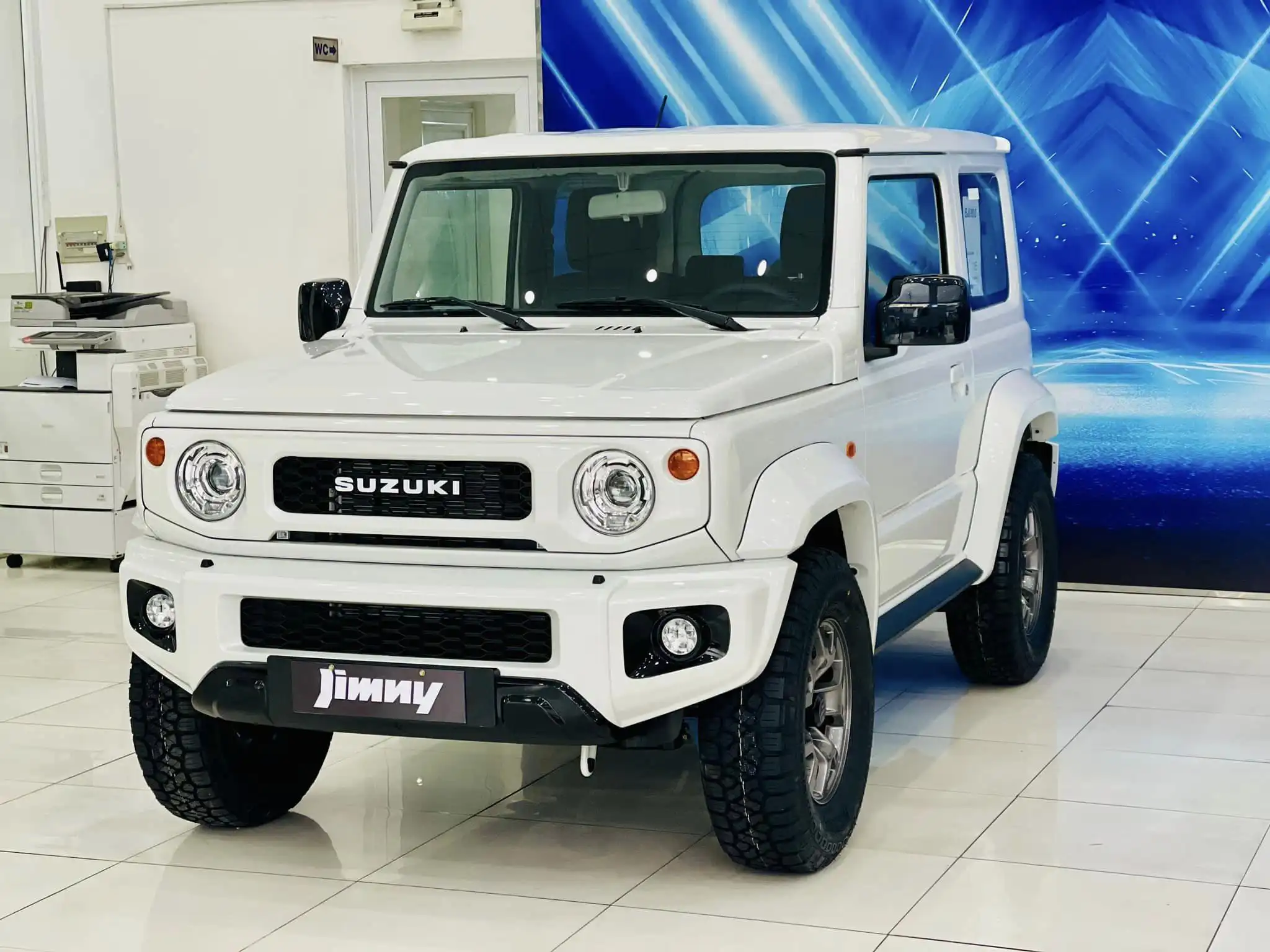 mau suzuki jimny mau trang moi