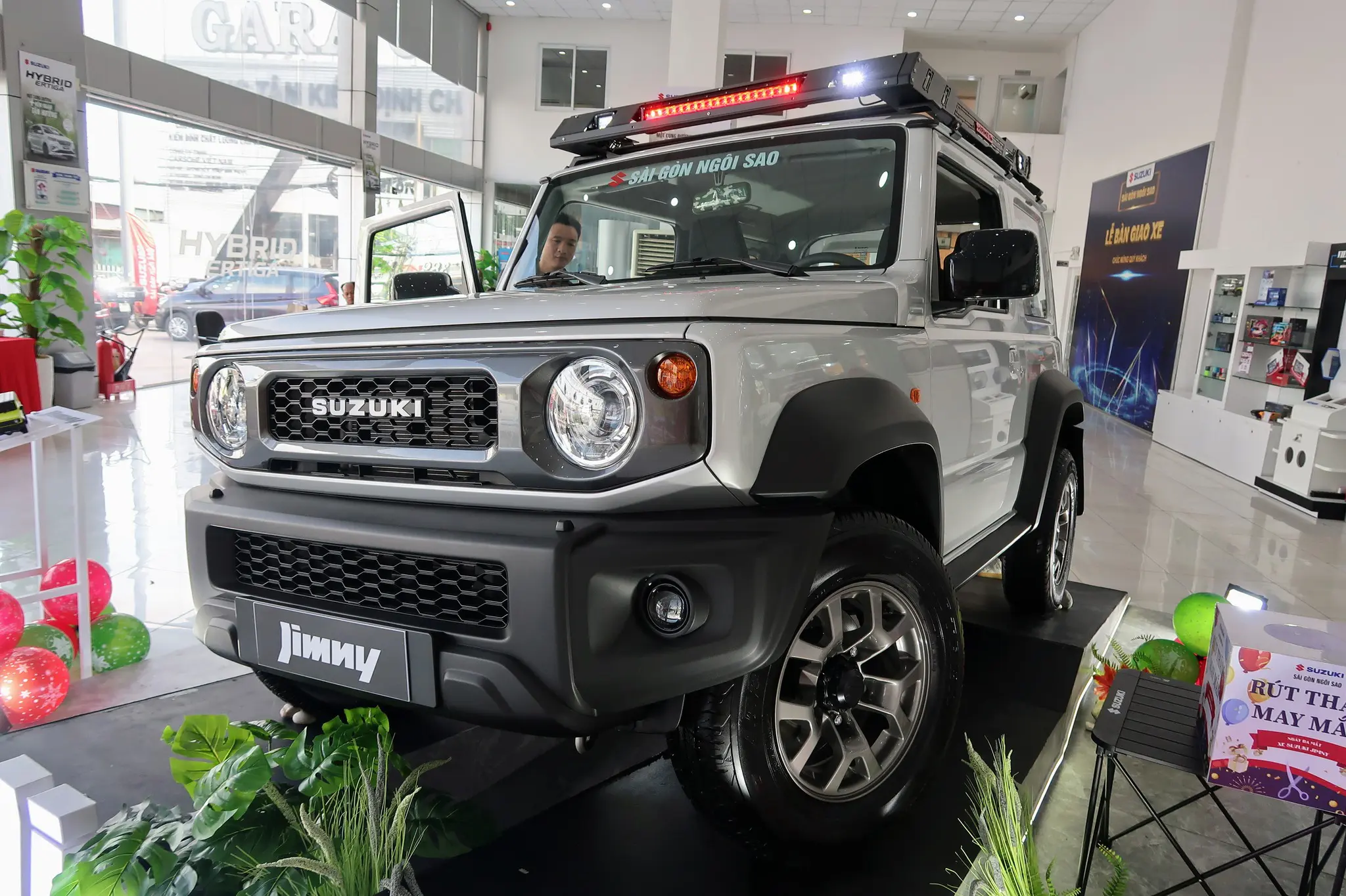 suzuki jimny 2024 mau bac do mat truoc