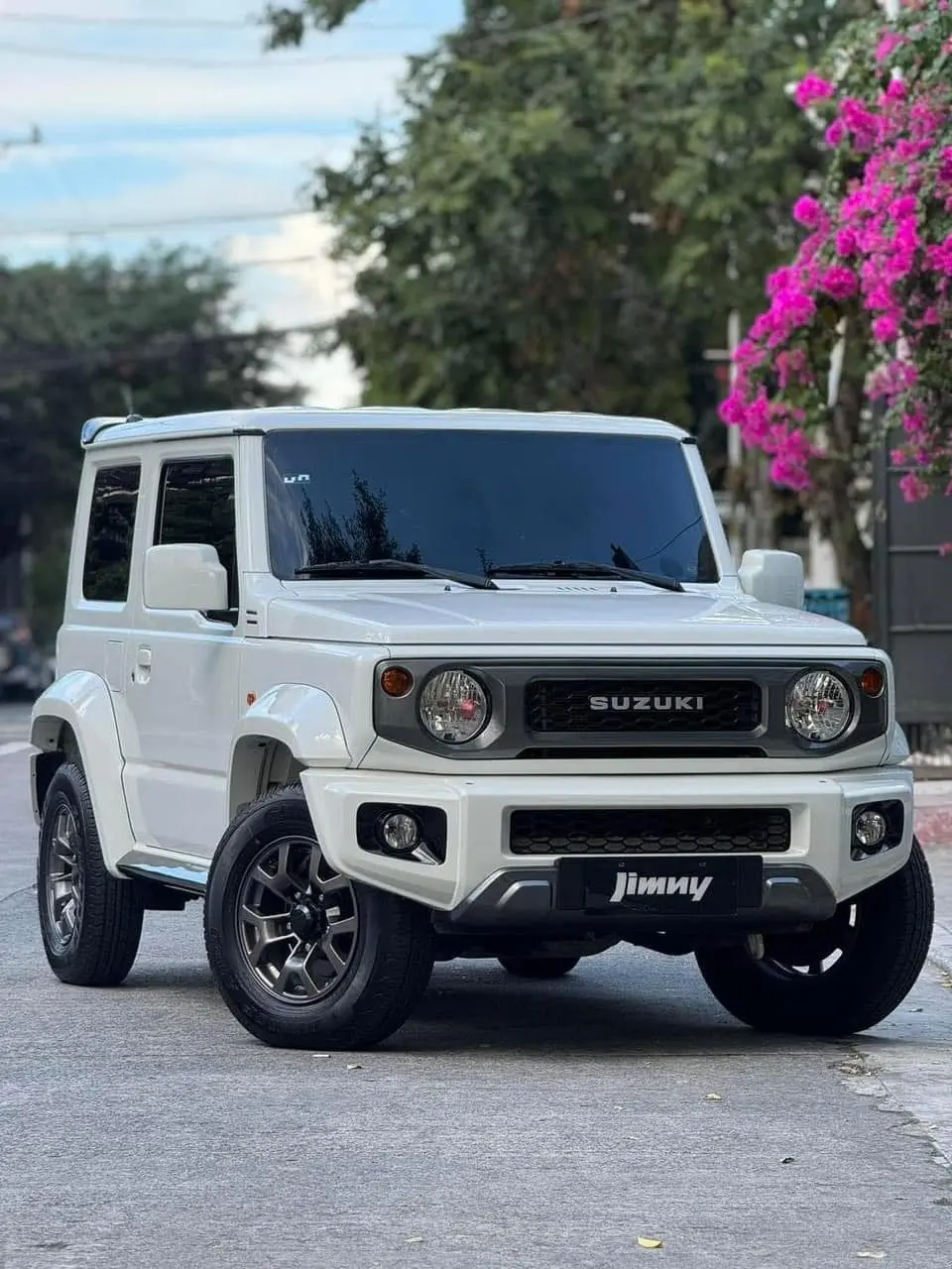 suzuki jimny 2024 mau trang do mat truoc