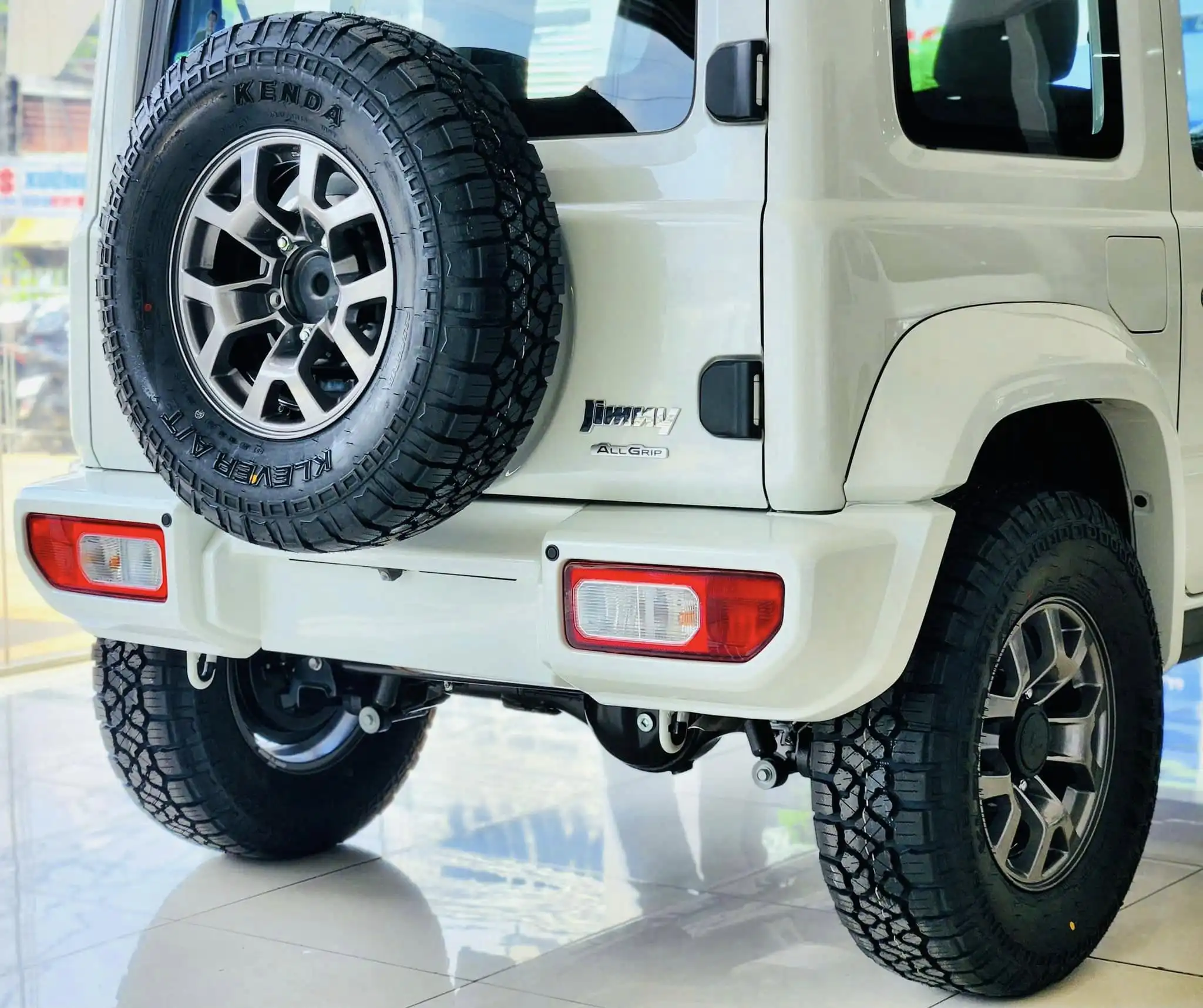 suzuki jimny mau trang do moi nhat