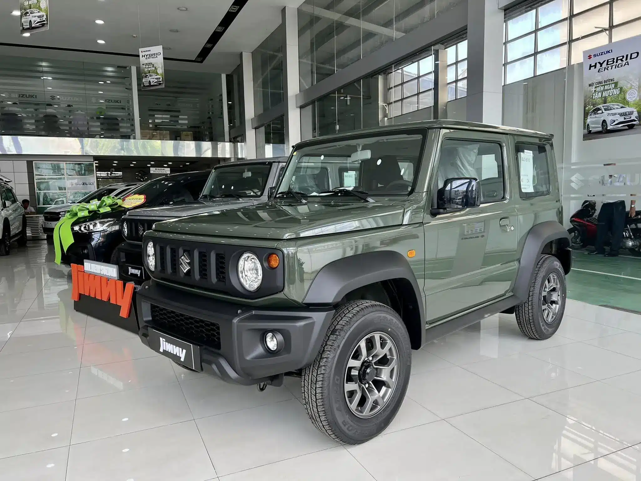 suzuki-jimny-mau-xanh-quan-doi-2024