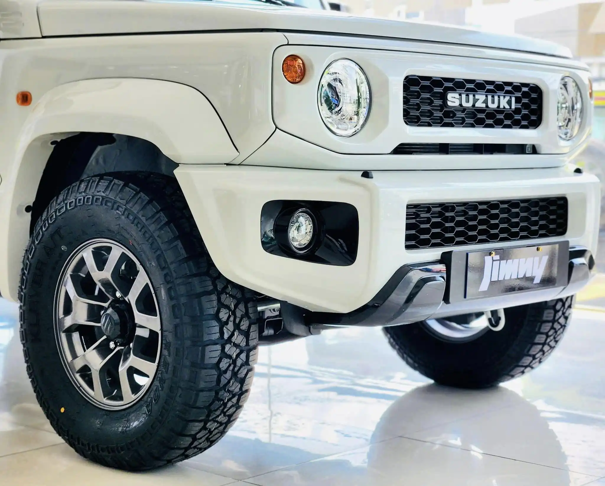 xe suzuki jimny mau trang